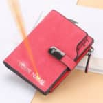 Portefeuille rouge sur fond blanc et larron clair. On voit un trait qui indique où est personnalisé le portefeuille.