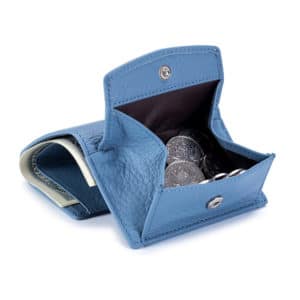 Petit portefeuille bleu montré ouvert avec de la monnaie à l'intérieur, sur fond blanc.