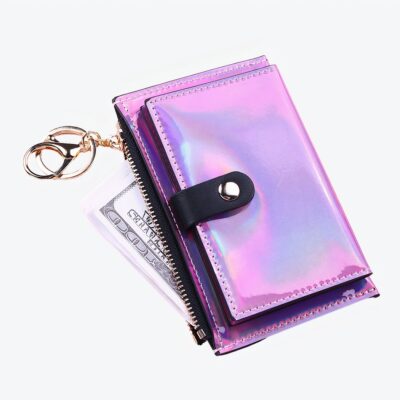 Portefeuille violet irisé avec des billets qui sortent, sur fond rose