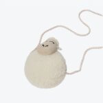 Très joli petit portefeuille pour enfant, motif agneau, en peluche. Aspect minimaliste. le portefeuilleest agrémenté d'une chaîne pour que l'enfant puisse le porter à l'épaule.