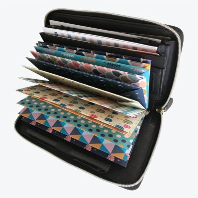 Portefeuille noir avec enveloppes colorées sur fond blanc.