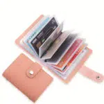 Petit portefeuille rose représenté ouvert et fermé sur fond blanc.