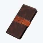 Coque de téléphone marron en cuir avec bande orange horizontale. Le téléphone est posé sur un fond noir.