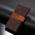 Coque de téléphone marron en cuir avec bande orange horizontale. Le téléphone est posé sur un fond noir.