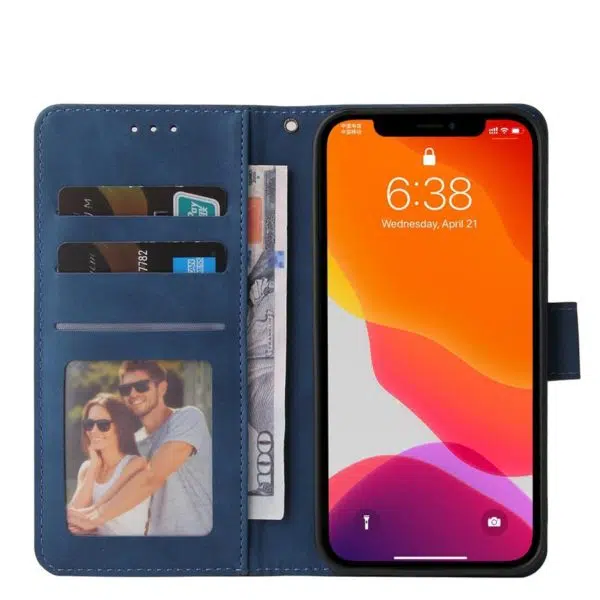 Téléphone avec écran orange et rose et étui bleu ouvert. A l'intérieur se trouve des cartes de crédit et une photo d'un couple.