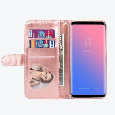 Téléphone avec étui rose à paillettes ouvert. Cartes de crédit à l'intérieur de l'étui.