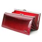 Grand portefeuille rouge verni en cuir à effet crocodile. Dégradé de rouge et pochette à fermoir.