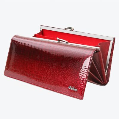 Grand portefeuille rouge verni en cuir à effet crocodile. Dégradé de rouge et pochette à fermoir.