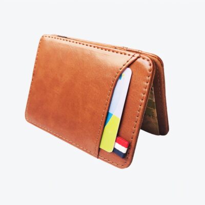 Portefeuille marrone en cuir posé en forme de V sur un fond blanc et avec des cartes qui dépassent de la poche exterieure.