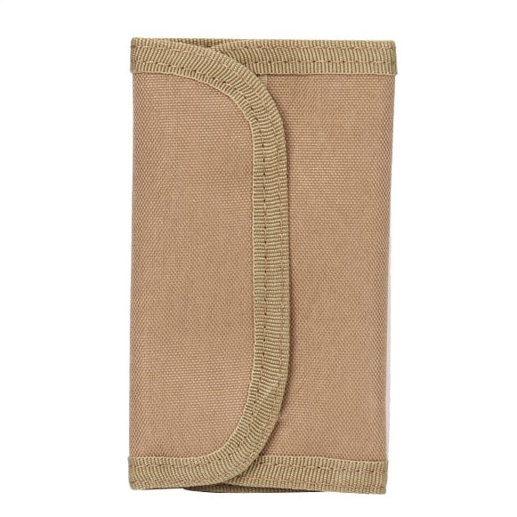 Ce portefeuille est uni et marron. Il est rectangulaire et est placé sur un fond blanc .