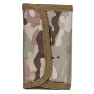 Ce portefeuille est à motifs militaires. Il est rectangulaire et est placé sur un fond blanc .