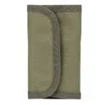 Ce portefeuille est uni et vert. Il est rectangulaire et est placé sur un fond blanc .