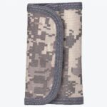 Ce portefeuille est à motifs militaires. Il est rectangulaire et est placé sur un fond blanc .