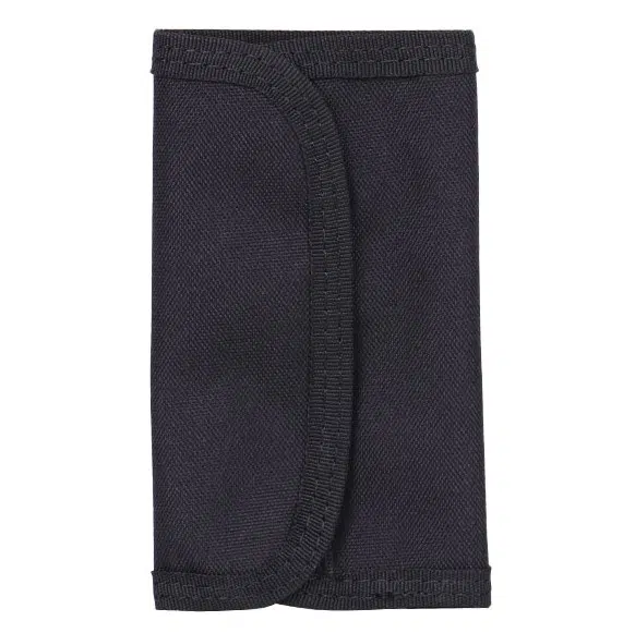 Ce portefeuille est uni et noir. Il est rectangulaire et est placé sur un fond blanc .