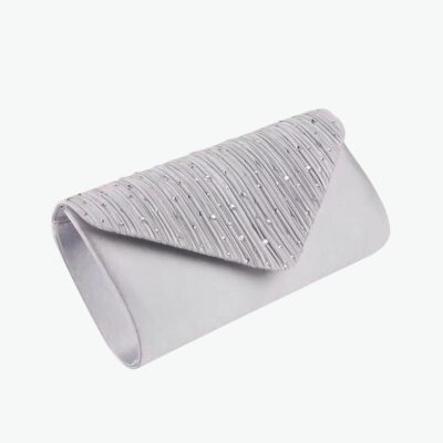 Pochette portefeuille argentée avec des paillettes sur le dessus. Fond gris avec des fleurs.