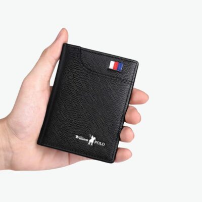 portefeuille noir avec drapeau et écriture blanche tenu dans une main