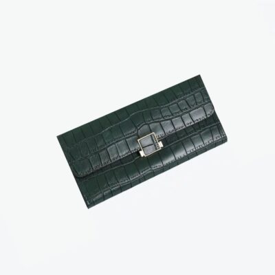 Grand portefeuille vert aspect crocodile et fermoir doré. Fond gris clair