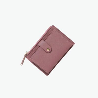 Portefeuille rose foncé pour femme au design simple sur fond gris clair