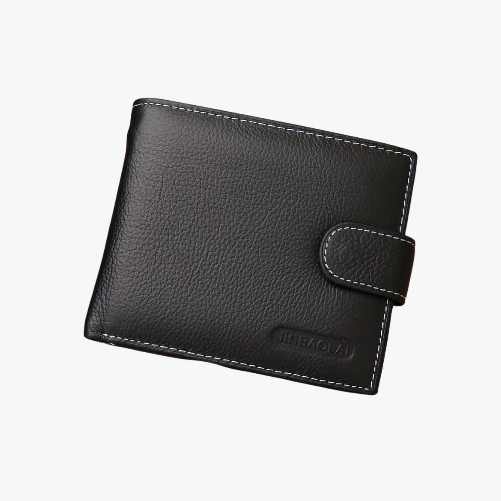 IMG_petit_portefeuille_noir_homme Portefeuille noir avec clip de fermeture sur fond gris.