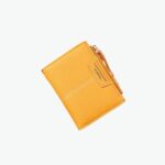 Très joli portefeuille jaune en cuir synthétique, ouverture zip, aspect grainé. Très féminin et élégant.