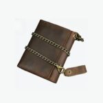 Portefeuille à chaine en cuir marron sur une table grise