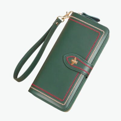 Grand portefeuille en cuir vert avec fermoir en abeille doré et fil rouge cousu sur les coutures.