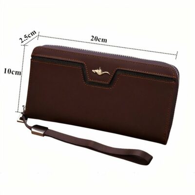 Grand portefeuille au design moderne pour homme, marron, sur une table en bois