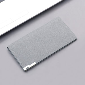 Portefeuille gris rectangulaire avec bord en fer sur fond blanc et gris.