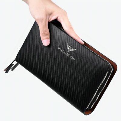 Portefeuille noir et rectangulaire tenu par une main, sur fond blanc.