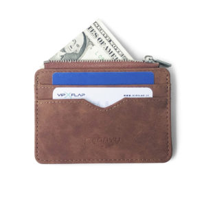 Petit portefeuille marron avec cartes et billets sur fond blanc.