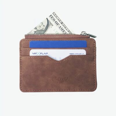 Petit portefeuille marron avec cartes et billets sur fond blanc.