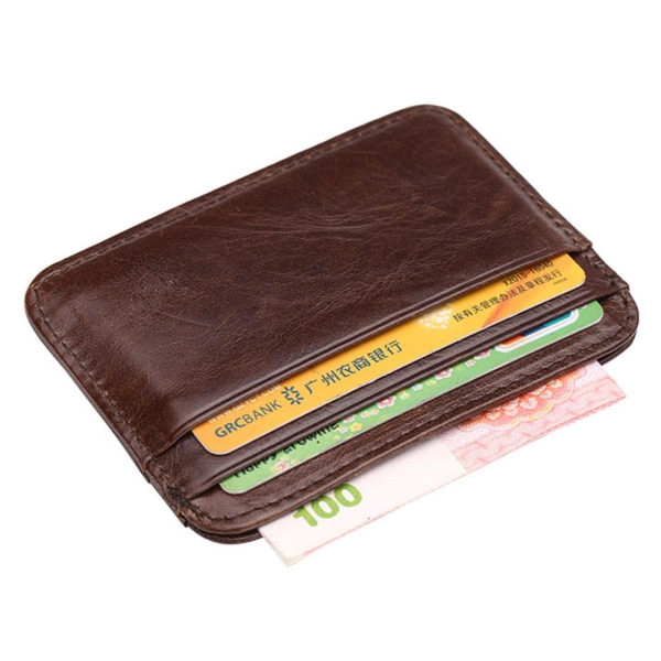 Petit portefeuille marron avec cartes et billets sur fond blanc.