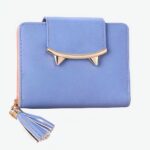 Portefeuille bleu avec rabat au detail en metal en forme de tete de chat