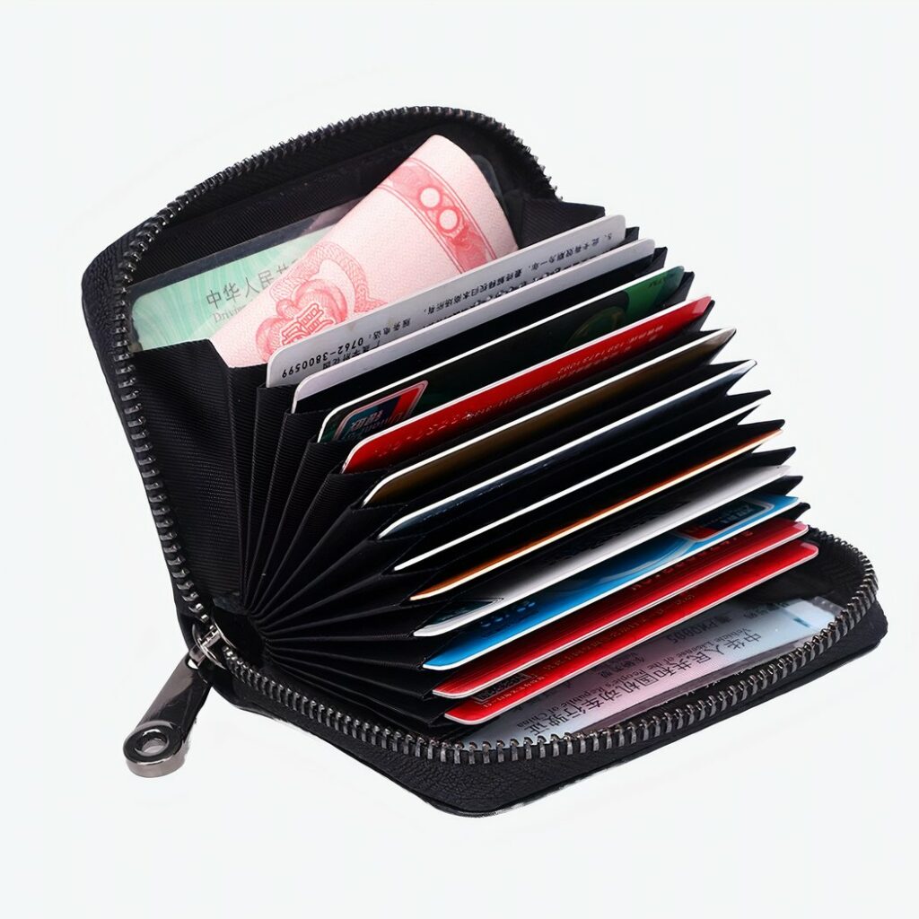 Portefeuille noir avec nombreuses encoches pour y glisser cartes et billets. Fond blanc.