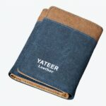 Portefeuille bleu et marron avec écriture blanche sur fond noir.