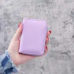 Petit portefeuille violet dans un main