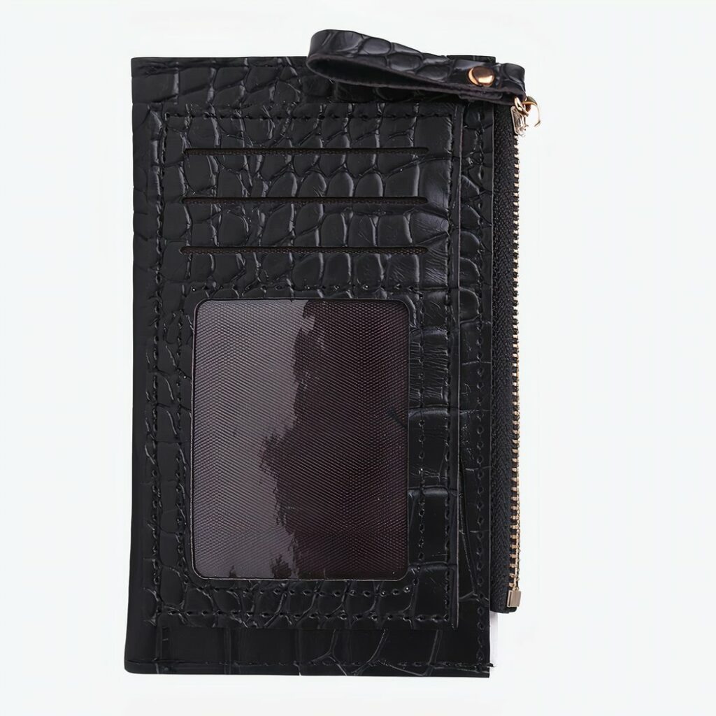 Pochette portefeuille noire aux motifs alligator sur fond blanc.