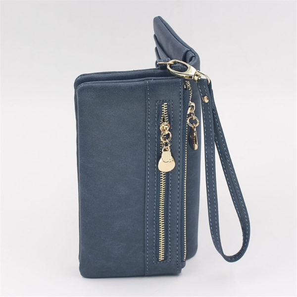 Pochette portefeuille bleu avec dragonne sur fond blanc.