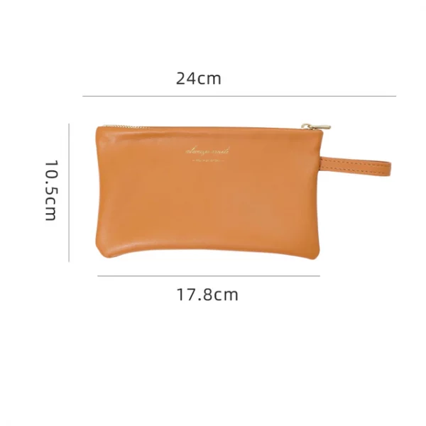 Pochette portefeuille orange avec des lunettes à moitié à l'intérieur sur fond blanc.