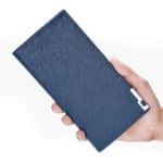 Porte chéquier bleu en cuir synthétique. Grande capacité : peut contenir vos papiers d'identité, votre permis, votre chéquier et de la monnaie