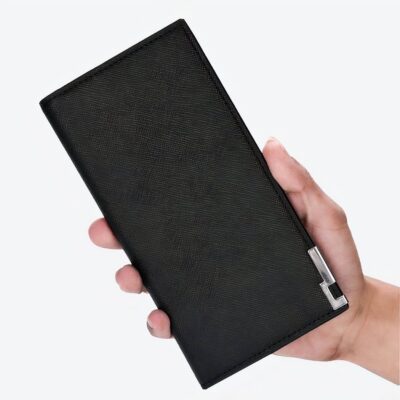 Très beau porte chéquier de 19,2 x 9,5 cm en cuir synthétique. De couleur noire et compact, il vous permettra d'emporter tous vos papiers avec vous.