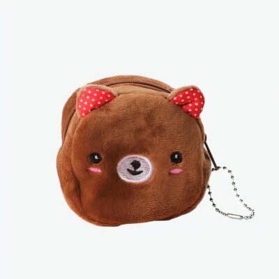 Petit porte-monnaie en peluche pour enfant représentant la tête d'un ourson avec des oreilles rouges.
