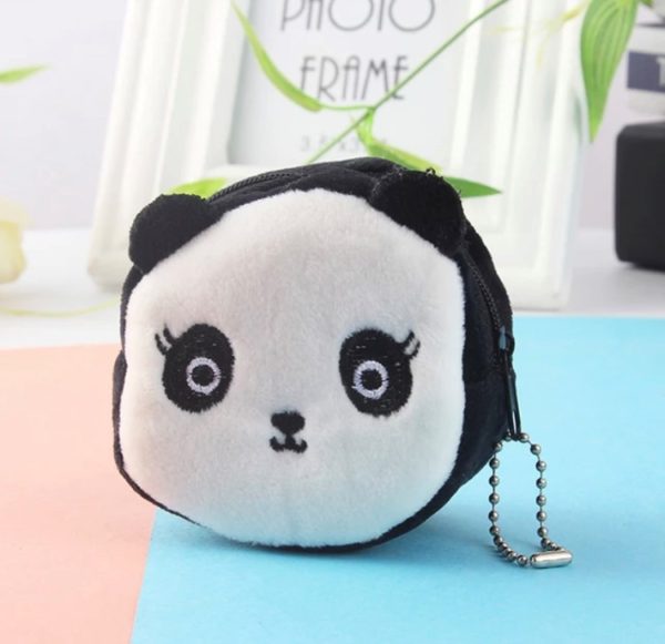 Petit porte-monnaie en peluche représentant une tête de panda.