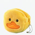 Petit porte-monnaie en peluche représentant la tête d'un poussin. Elle est dotée d'un zip, fermeture éclair, et on peut y mettre sa monnaie.