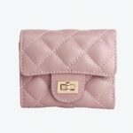 Portefeuille rembourré en cuir rose pastel et accroche dorée à l'avant.