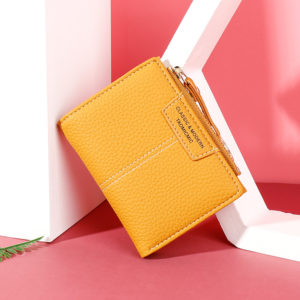 Très joli portefeuille jaune en cuir synthétique, ouverture zip, aspect grainé. Très féminin et élégant.