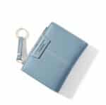 Petit portefeuille bleu en simili cuir à l'aspect grainé. Compact, petit, élégant, féminin.