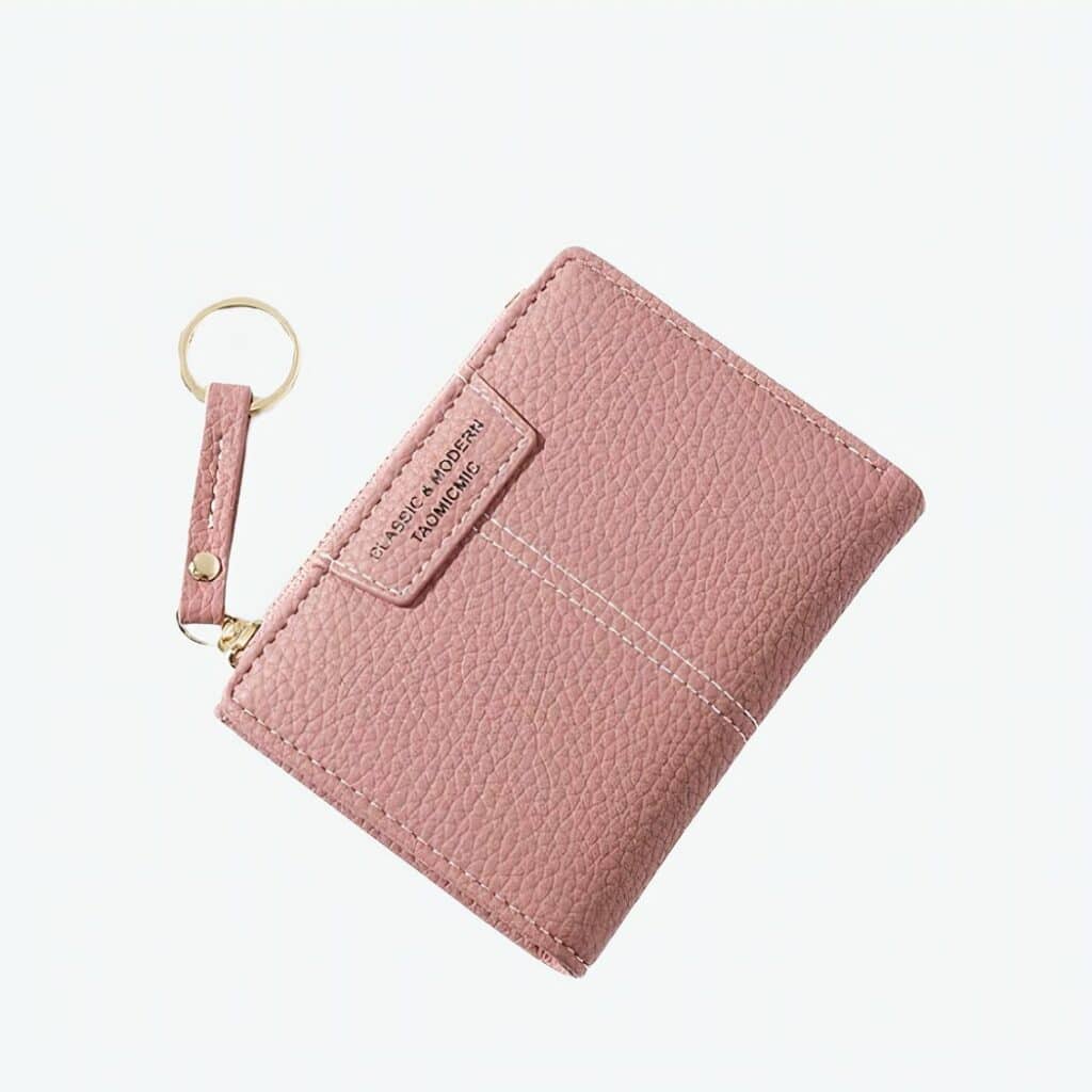 Petit portefeuille rose en simili cuir à l'aspect grainé. Compact, petit, élégant, féminin.