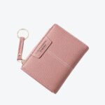 Petit portefeuille rose en simili cuir à l'aspect grainé. Compact, petit, élégant, féminin.