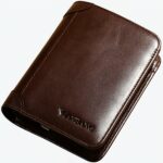 Portefeuille marron sur fond blanc.
